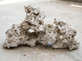 Assortimento di rocce calcaree porose di diverse forme e dimensioni